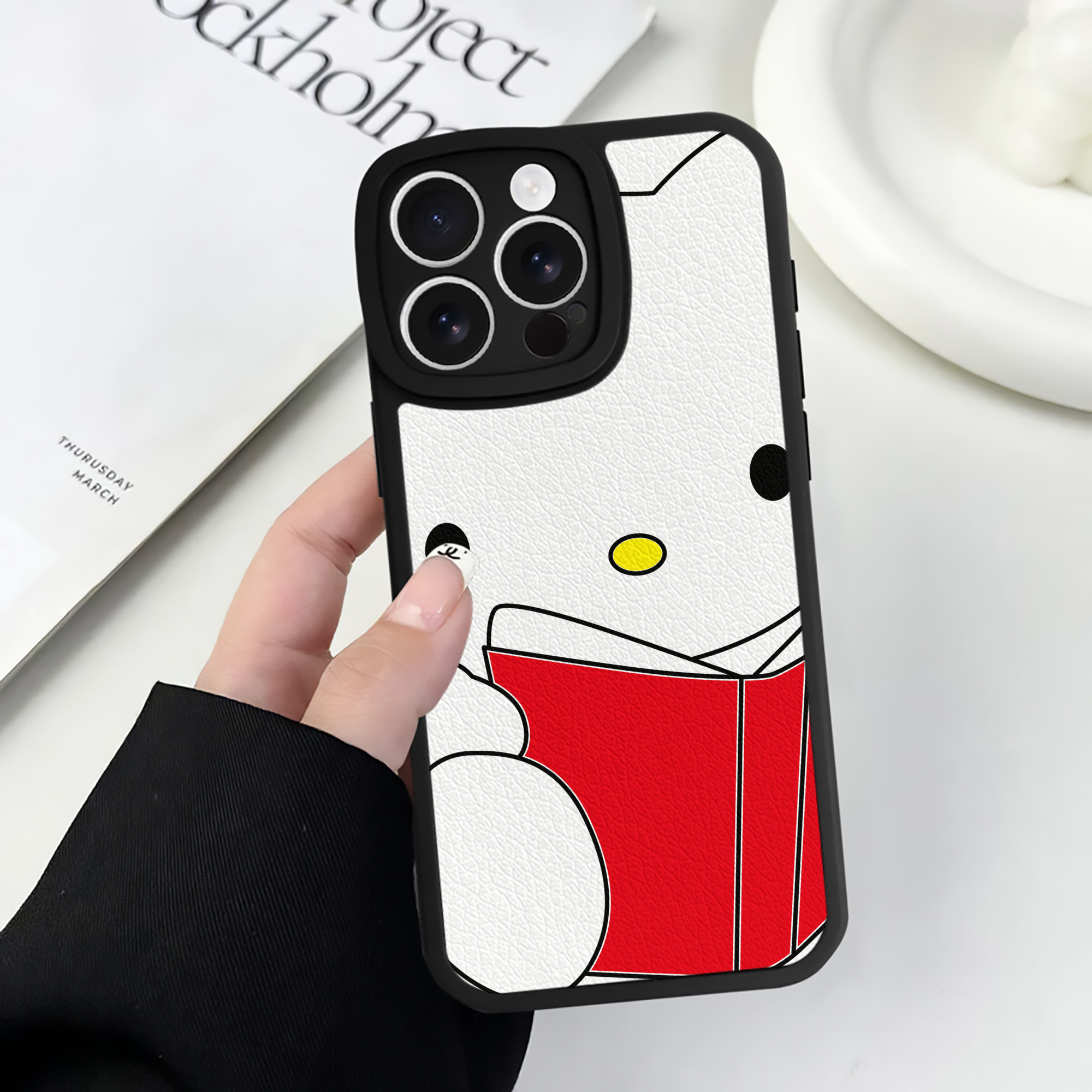 （画像用） Hello Kitty ハローキティ 【iPhone 16シリーズ対応】シリコンスマホケース（レザー調） 材質：シリコン